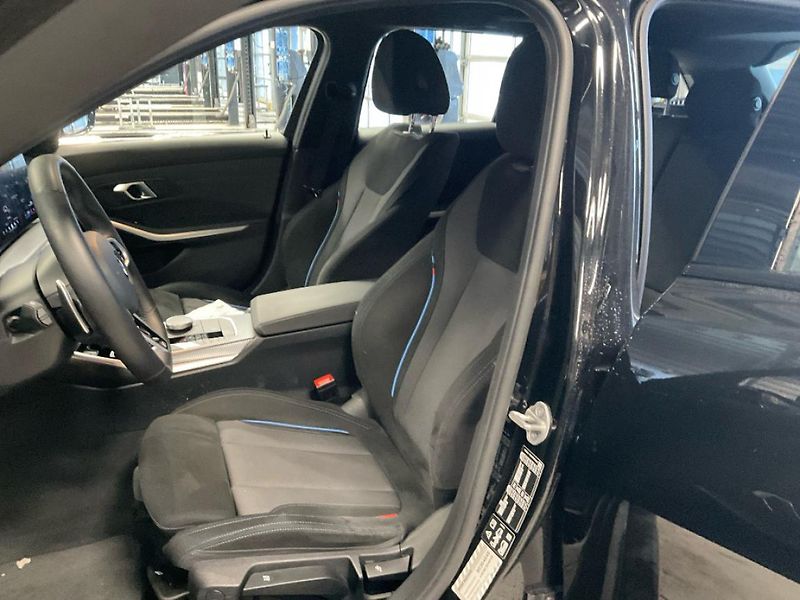BMW Řada 3 330i xDrive Touring - fotka 9 z 14