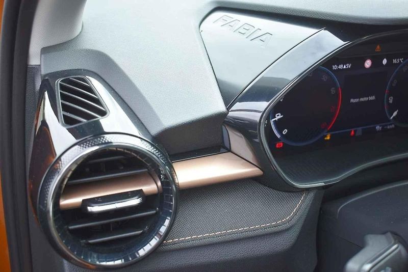 Nová Fabia v Jizerských horách s výhledem na Ještěd