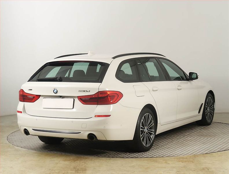 BMW Řada 5 (2019) Sport Line 530d xDrive - fotka 5 z 26