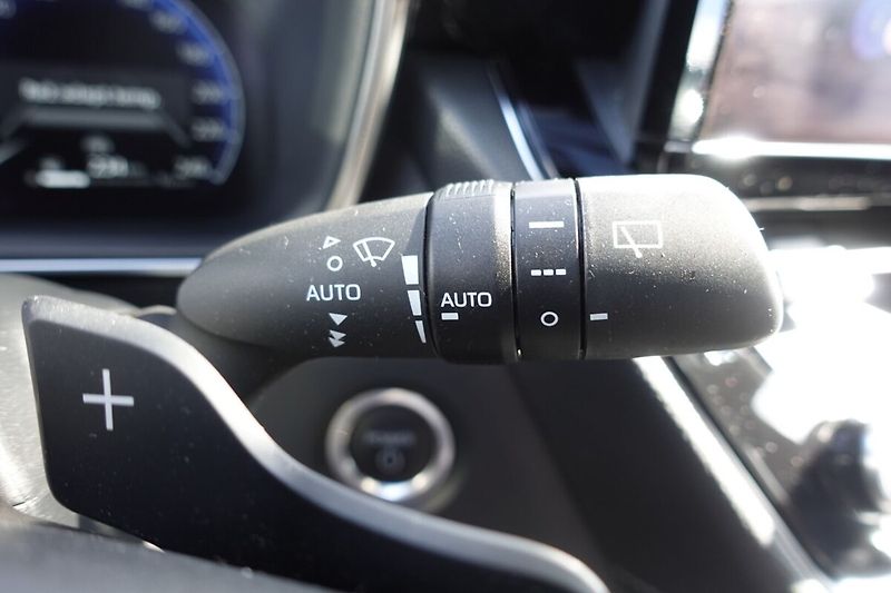Toyota Corolla 2,0HSD e-CVT Comfort Tech - fotka 28 z 33