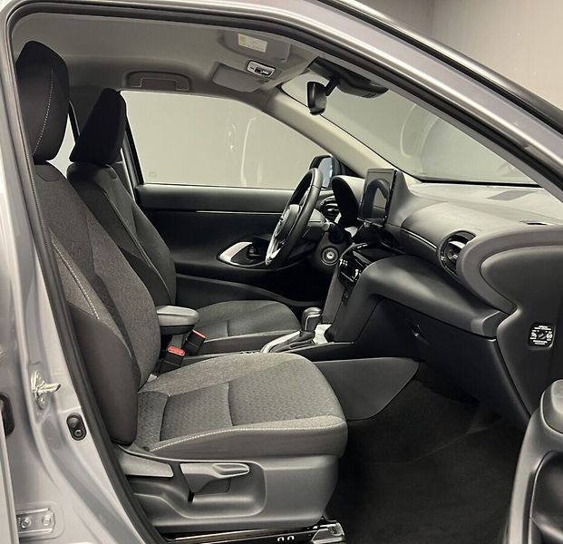 Toyota Yaris 1,8 Hybrid AT AWD Comfort Tech - fotka 9 z 16