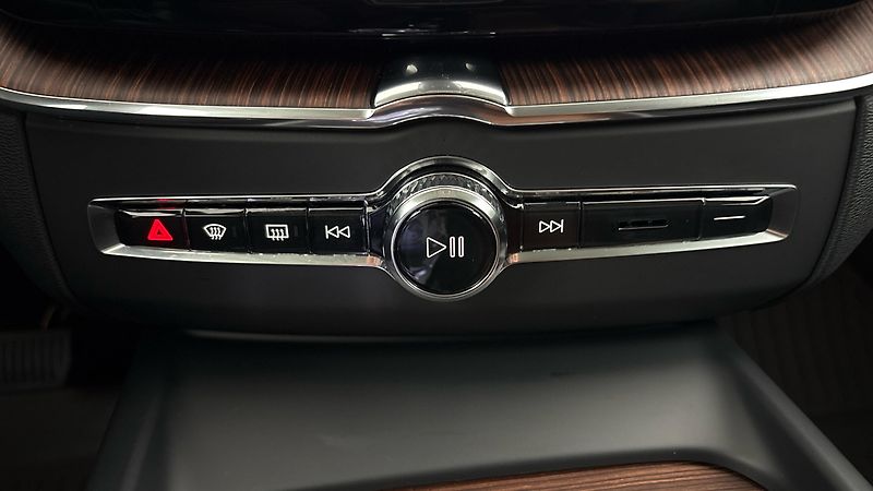 Volvo XC60 2.0 B4 AUT AWD Plus Dark - fotka 13 z 32