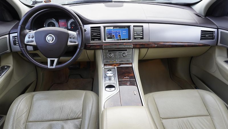 Jaguar XF 4.2 V8 PREMIUM LUXURY - fotka 15 z 29