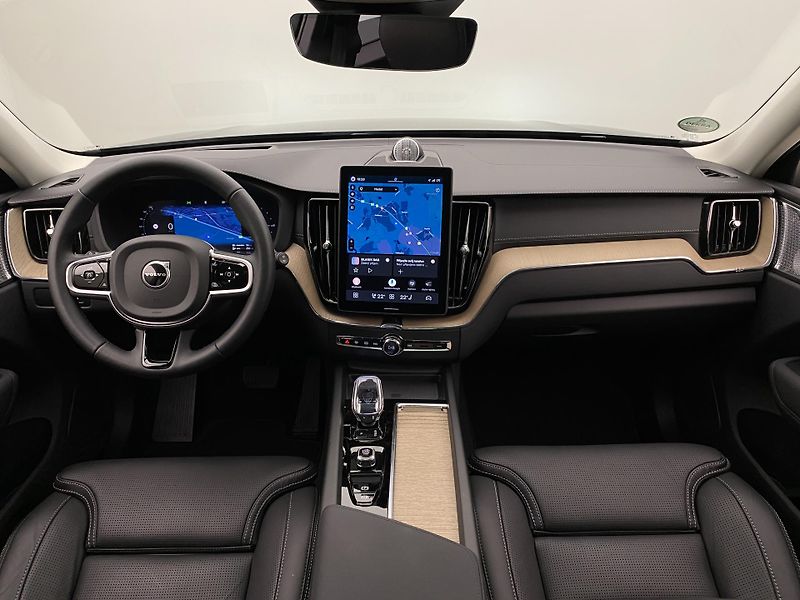 Volvo XC60 T8 AWD RECHARGE DARK ULTRA CZ - fotka 2 z 59