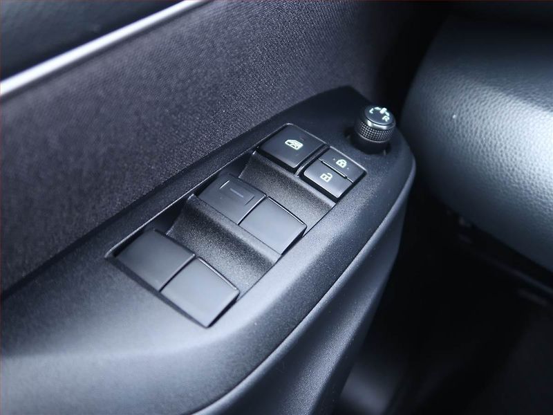 Toyota Yaris (2023) 1.5 VVT-i Hybrid, Automat - fotka 16 z 18