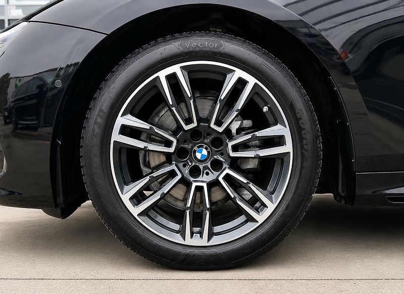 BMW Řada 5 520d xDrive Touring M-Sport - fotka 31 z 31
