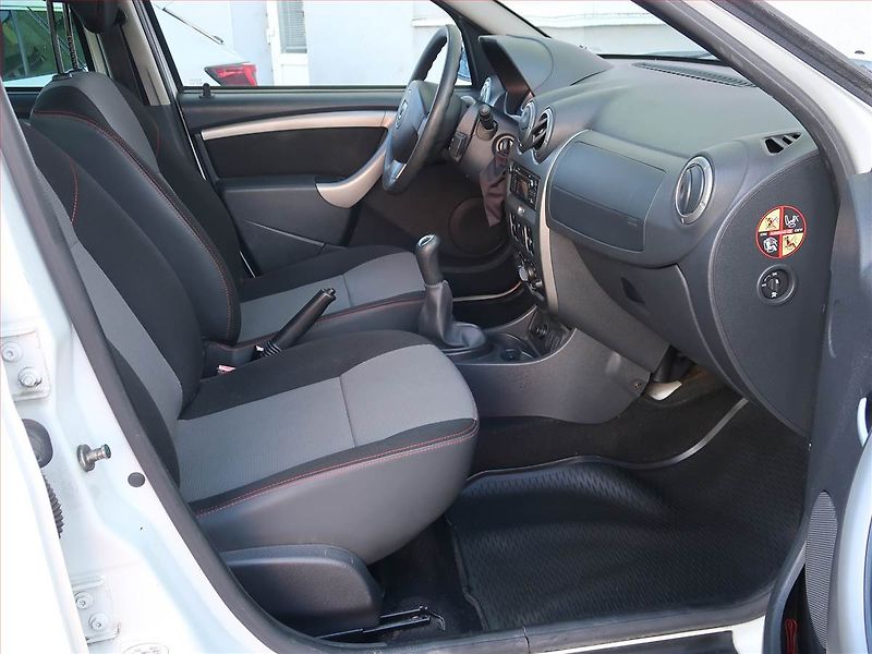 Dacia Duster (2013) 1.6 16V - fotka 9 z 15