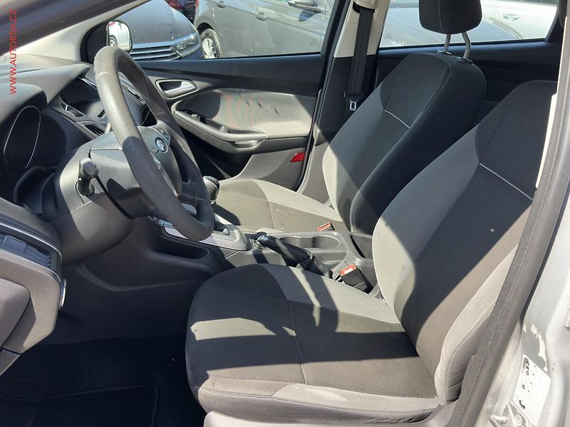Ford Focus (2011) 1.6i, AC, park.asist - fotka 9 z 17