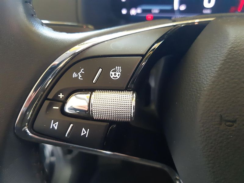 Škoda Karoq 2.0 TDI NAVI LED APP KAMERA - fotka 21 z 31