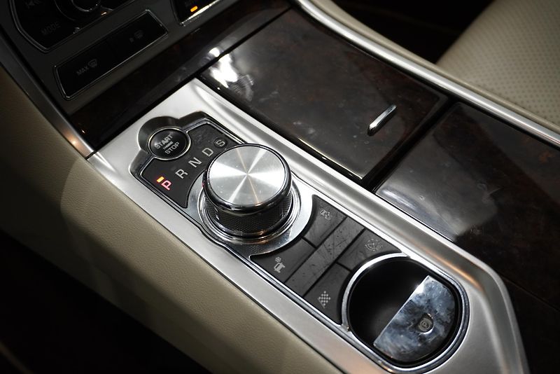 Jaguar XF 3.0D 202kW S-PORTFOLIO - fotka 15 z 34