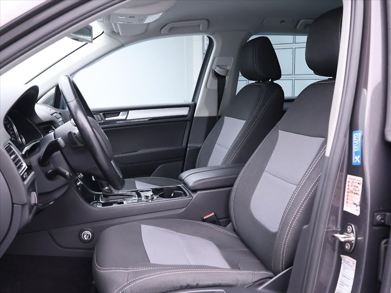 Volkswagen Touareg 3,0 TDI 150kW V6 CZ - fotka 12 z 39