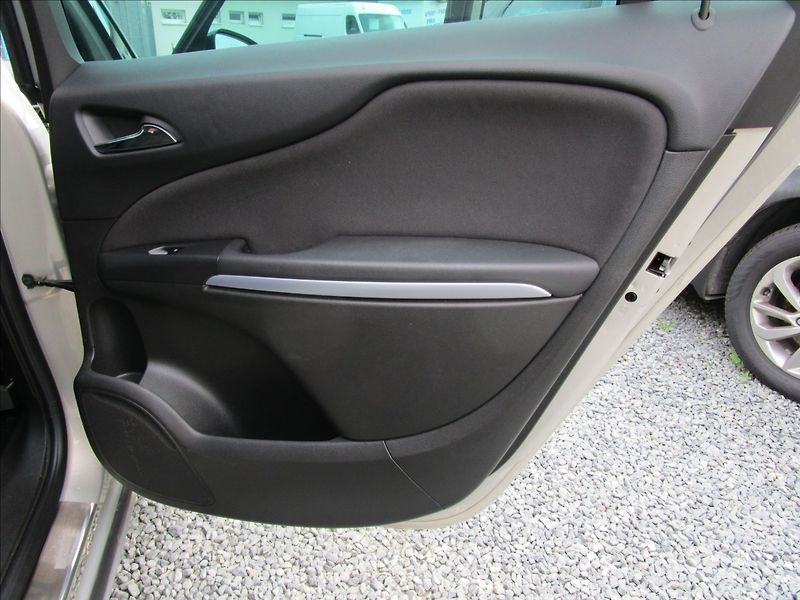 Opel Zafira Tourer 1.6CDTi aut. Klima, pan - fotka 26 z 42