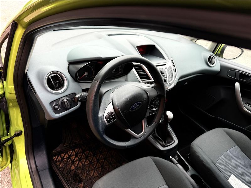 Ford Fiesta 1,2 i SPORT - fotka 9 z 27