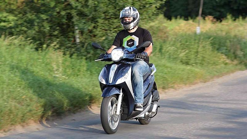 Piaggio MP3 500ie Sport LT (vlevo) a Piaggio Medley 125ie.