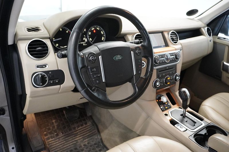Land Rover Discovery DISCOVERY 4  3,0D SDV6 HSE 4WD - fotka 14 z 34