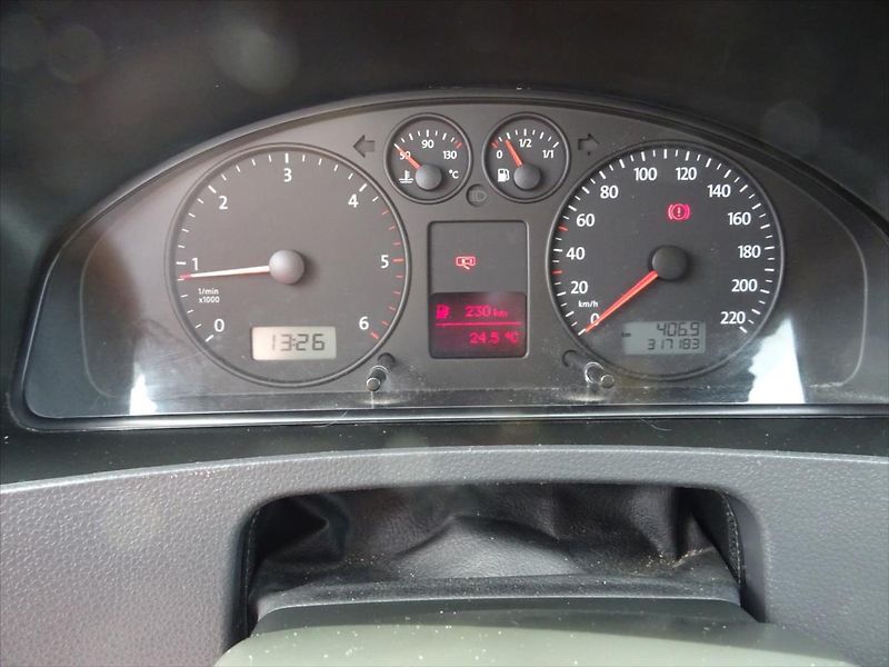 Volkswagen Transporter 2,5 TDi 96 kW Kat. M1 9.Míst - fotka 14 z 15