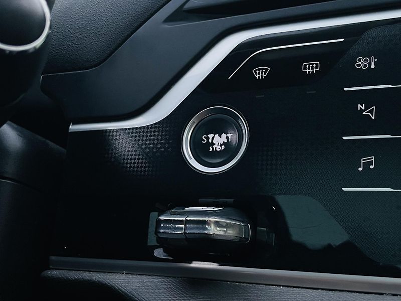 Citroën Grand C4 Picasso 2.0HDi MANUÁL 7MÍST KAMERY 360 - fotka 43 z 52