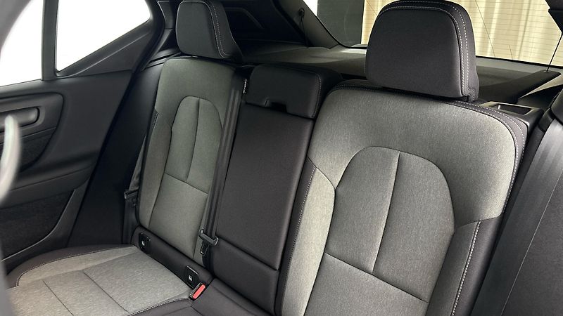 Volvo XC40 2.0 B4 AUT AWD Momentum Pro - fotka 16 z 29