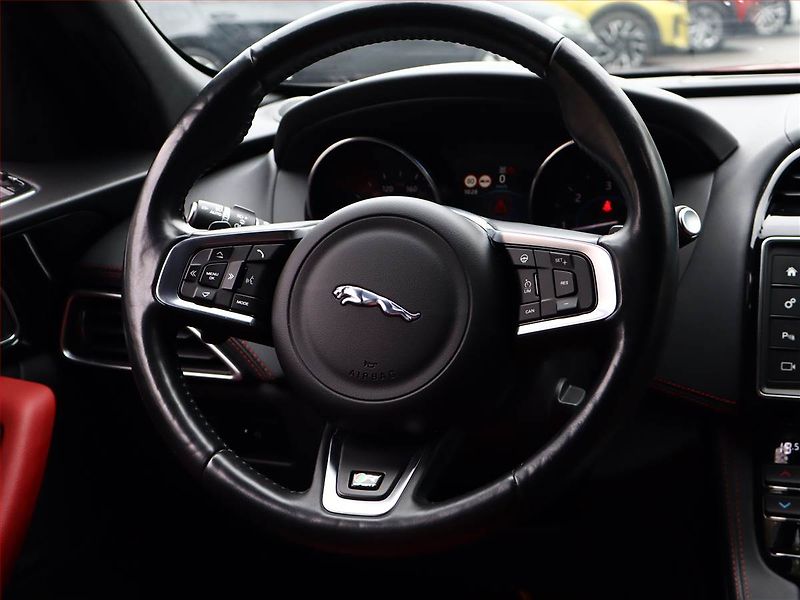 Jaguar F-Pace (2017) 20d AWD, 4X4, Automat - fotka 14 z 22