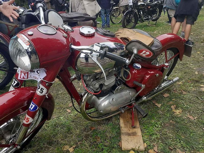 Milovníci historických automobilů i motocyklů si první říjnovou sobotu přišli na své při tradičním závodu Brno-Soběšice.