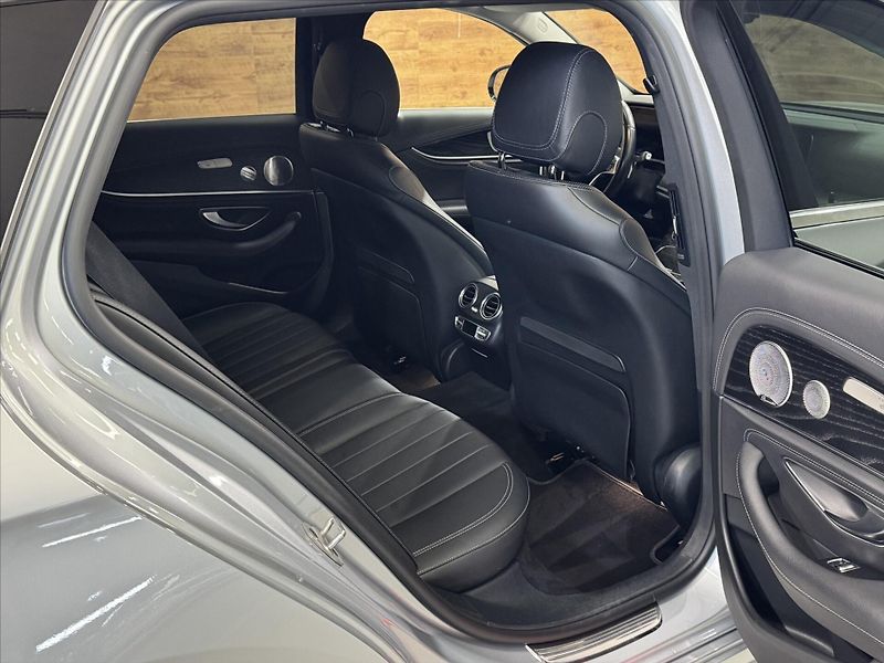 Mercedes-Benz Třídy E 400d AIRMATIC 4MATIC LED - fotka 21 z 27