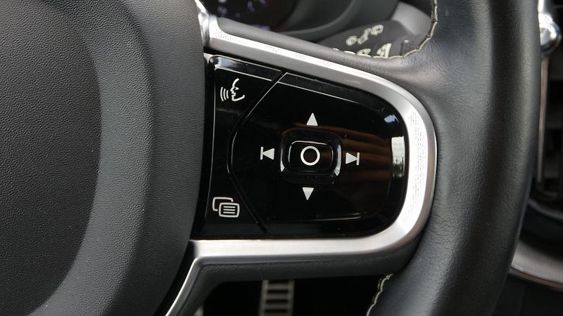 Volvo XC60 B4 AWD R Design - fotka 12 z 24