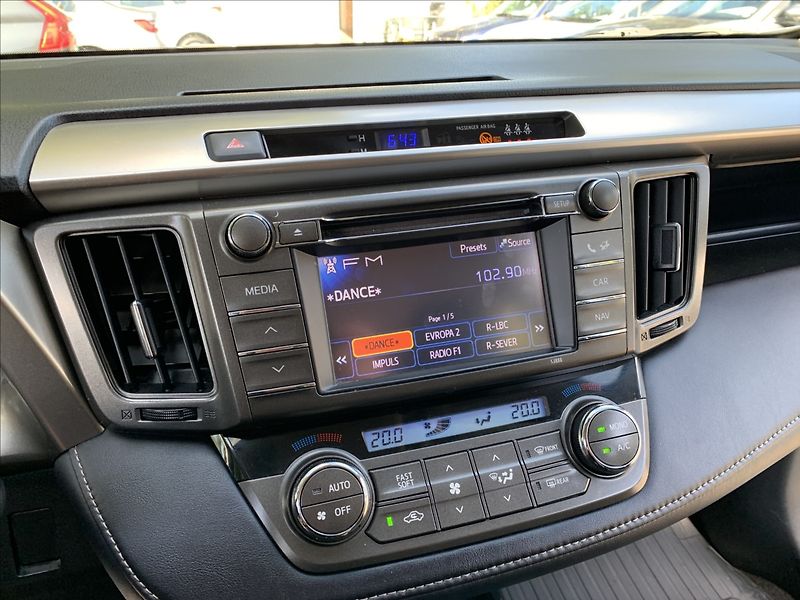 Toyota RAV4 2,2 D-4D AWD,ČR - fotka 15 z 25