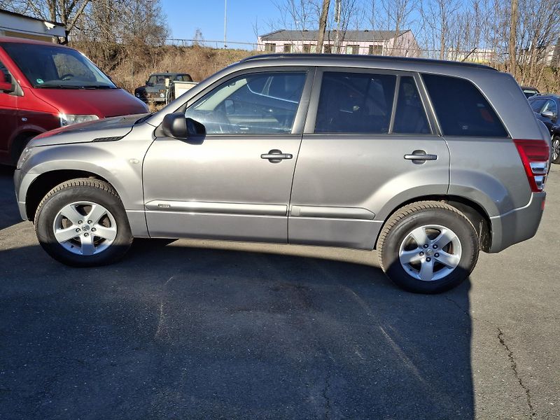 Suzuki Grand Vitara 2.0 benzin  Rezervace - fotka 9 z 43