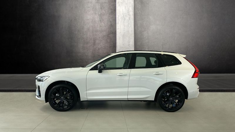 Volvo XC60 (2026) PLUS BLACK EDITION, B5 AWD, 18 - fotka 3 z 14