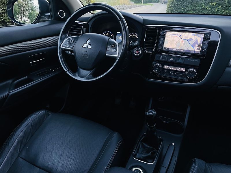Mitsubishi Outlander 2.2D 4x4 7MÍST KAMERA SERVISKA - fotka 25 z 47