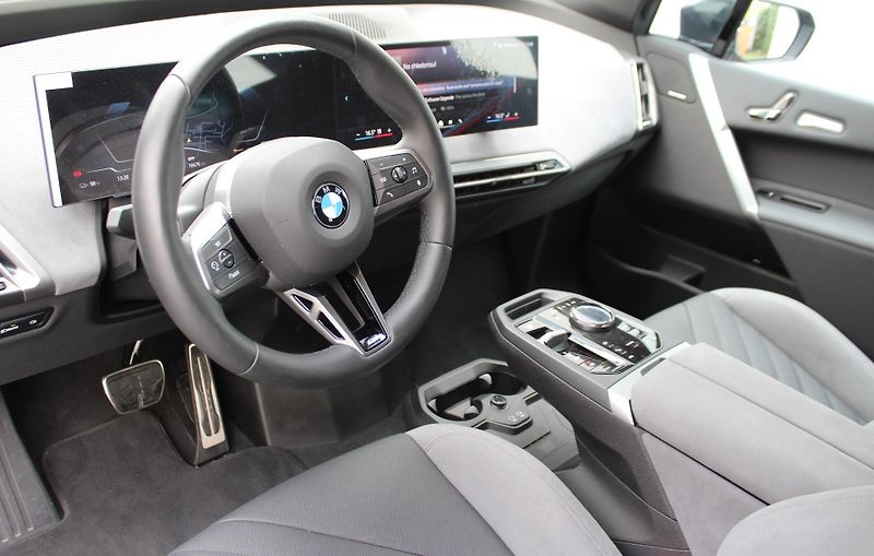 BMW iX xDrive45, 300kW - fotka 4 z 25