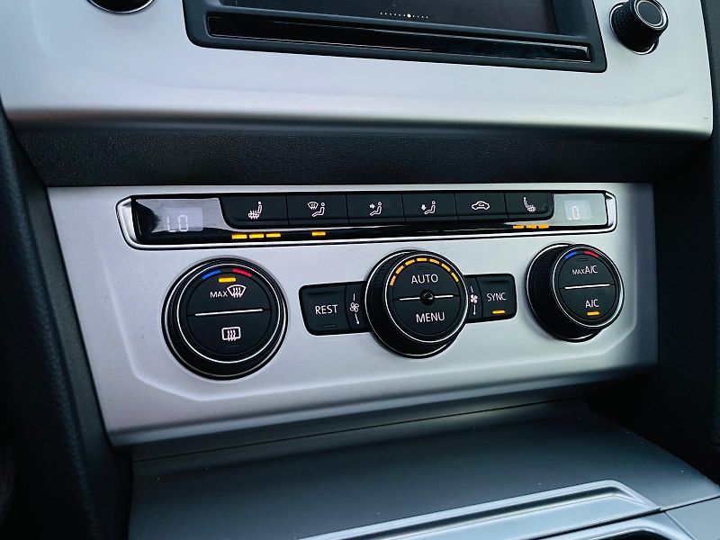 Volkswagen Passat 2.0TDI AUTOMAT KAMERY SERVISKA - fotka 38 z 49