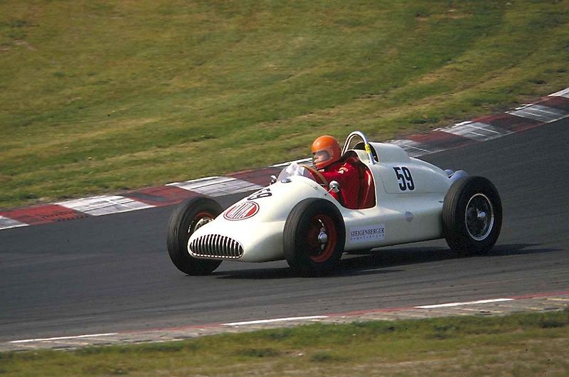 Tatra 607 monopost byl závodní speciál, který splňoval specifikace tehdejšího seriálu mistroství světa F1. Na snímku je jeden z jezdců s vozem Tatra 607-2 na startu Lounského trianglu. Asi v roce 1955.