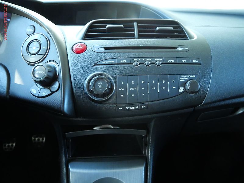 Honda Civic (2010) 1.8 i-VTEC, AC, park.čidla - fotka 13 z 20