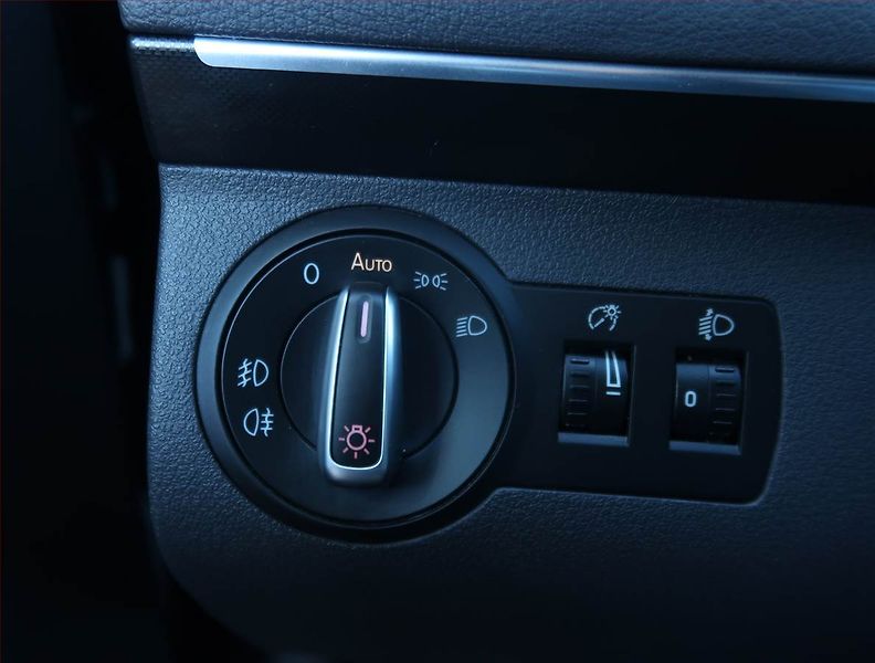 Volkswagen Touran (2013) 1.6 TDI, Tempomat - fotka 17 z 21