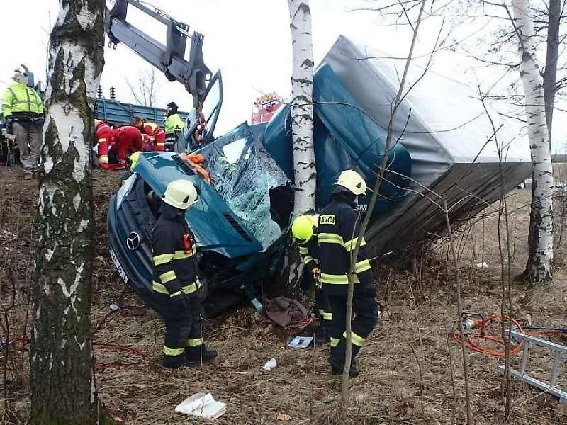 Vítr odhodil náklaďák na strom, pro řidiče letěl vrtulník