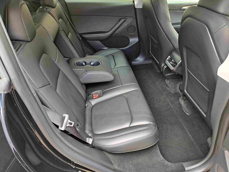 Tesla Model Y (2023) RWD 255kW Standard Rang SOH90% - fotka 9 z 17