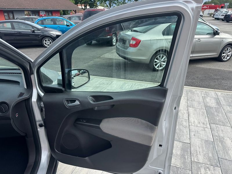Ford Tourneo Courier (2019) 1.0 EcoBoost 73kW - fotka 22 z 29