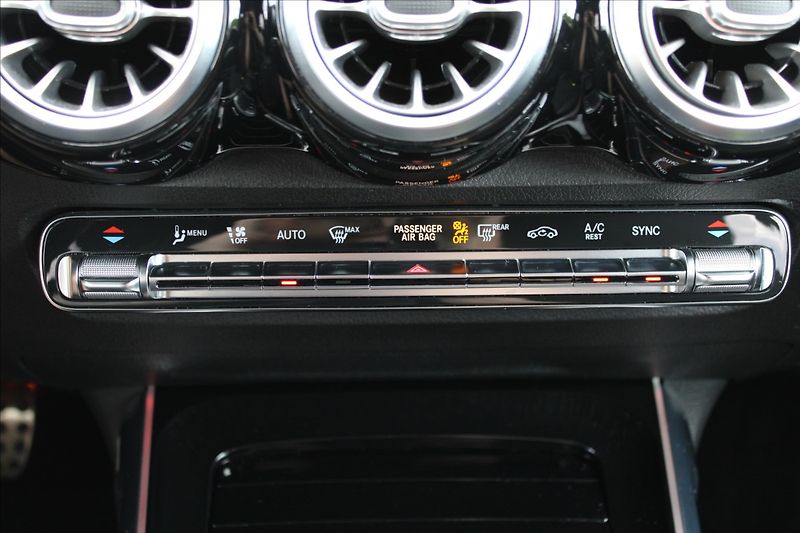 Mercedes-Benz GLB 2,0 220D  ČR,4MATIC,A/T,AMG - fotka 26 z 39