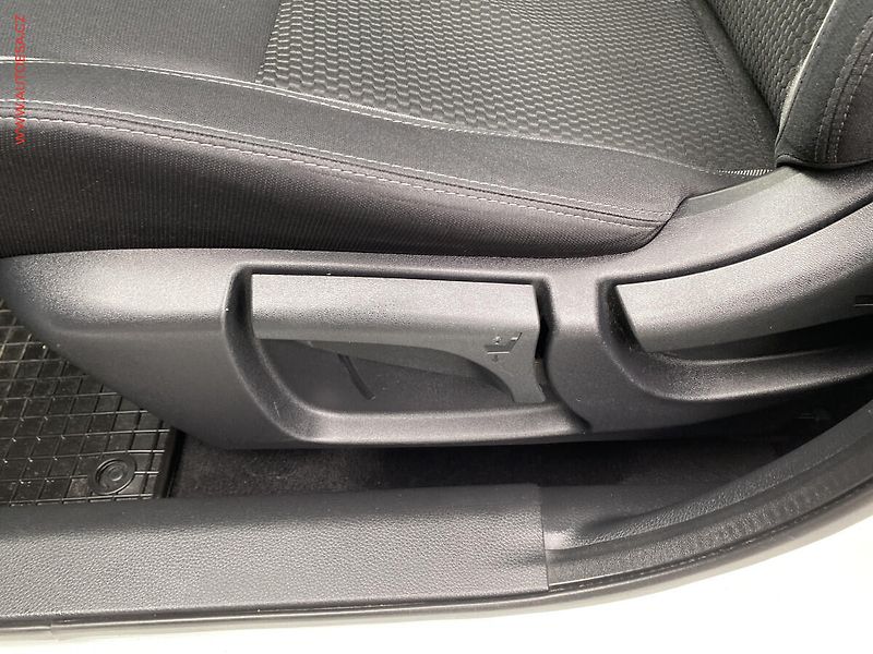Nissan Qashqai (2018) 1.2TCe, ČR, Klima - fotka 15 z 19