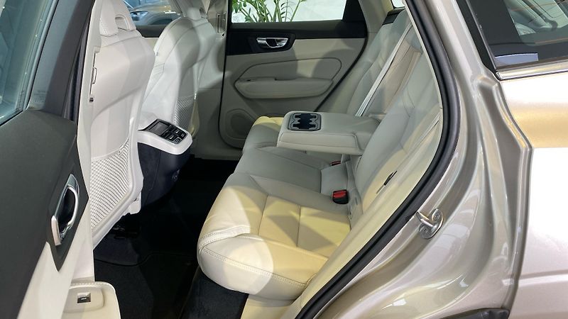 Volvo XC60 (2026) ULTRA BRIGHT, B5 AWD, 184+10 k - fotka 11 z 15