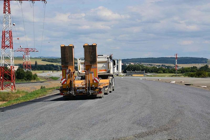 Pokládka cementobetonového a asfaltového povrchu vozovky na stavbě dálnice D1 mezi Říkovicemi a Přerovem, 28. června 2025
