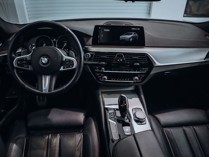 BMW Řada 5 530d xDrive M-Paket 195 kW - fotka 15 z 17