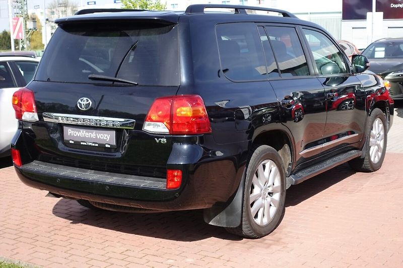 Toyota Land Cruiser 4.5D-4D V8 200kW 6A/T Lux+ - fotka 4 z 35
