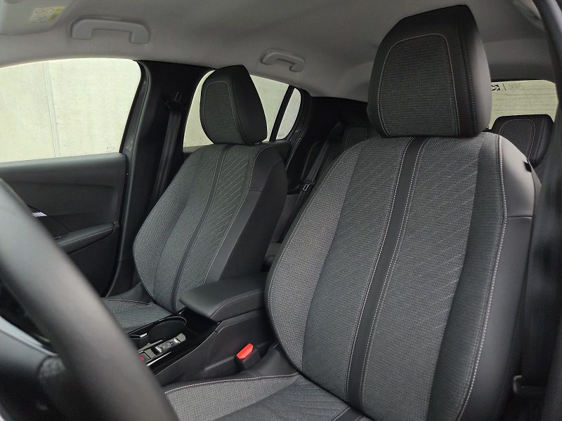 Peugeot 208 (2025) ALLURE Hybrid 100 e-DCS6* - fotka 14 z 16