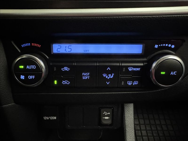 Toyota Auris 1,4 66kW NAVI KAMERA TAŽNÉ - fotka 21 z 32