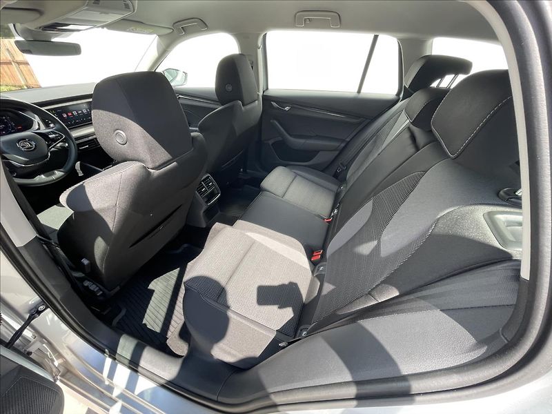 Škoda Octavia 2,0 TDI Combi Ambition Plus - fotka 17 z 22