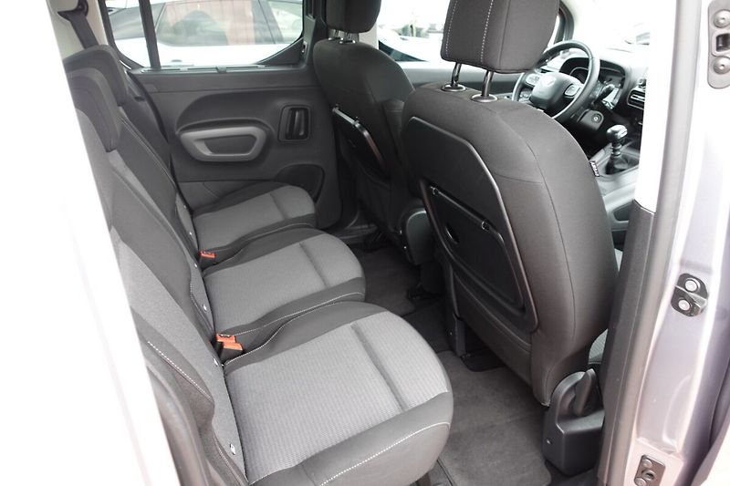 Toyota ProAce City 1.5 D4-D 130 - 6 MT Family L1 - fotka 13 z 31