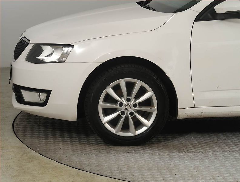 Škoda Octavia (2014) Ambition 1.6 TDI, Tempomat - fotka 14 z 18