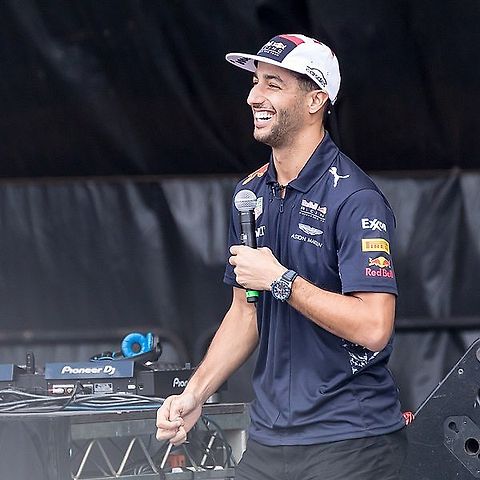 Daniel Ricciardo, zdroj: Steve from Austin, TX, USA, CC BY-SA 2.0 <https://creativecommons.org/licenses/by-sa/2.0>, via Wikim
